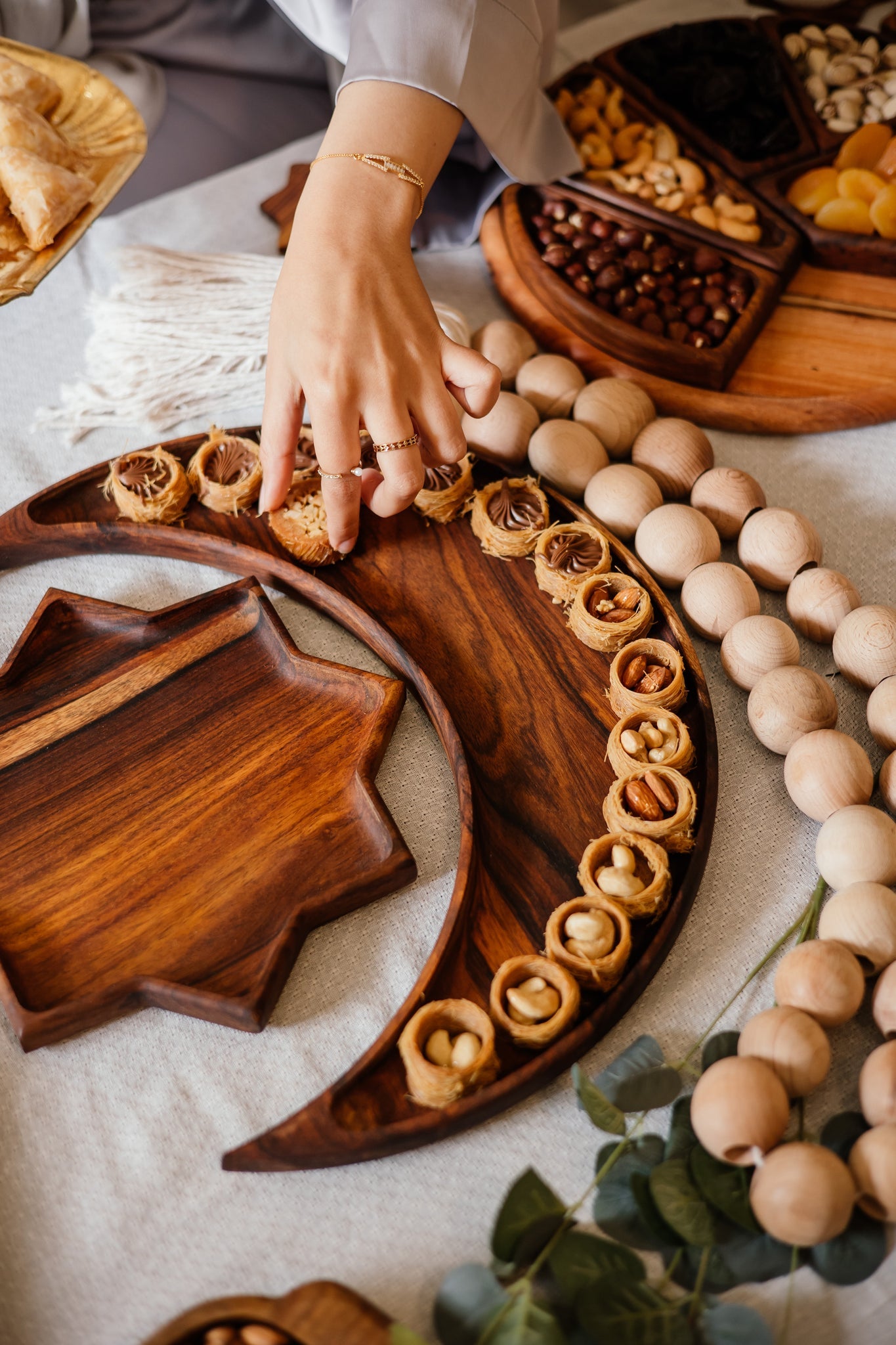 الأطباق الخشبية التي تتميز بهلال مستوحى من الطراز الإسلامي